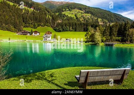 Holzbank vor der Stausee in Mühlwald Mühlwald Südtirol Italien Stockfoto