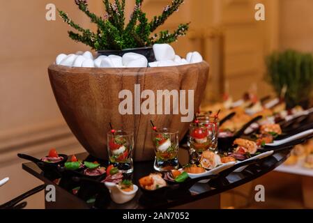 Köstliche Vorspeisen auf dem Tisch. Luxus Snacks auf Catering Tabelle Stockfoto