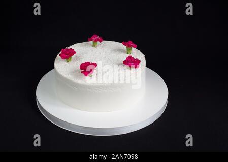 Kleine weiße Kuchen auf isolierten schwarzen Hintergrund. Süßwaren Art.-runde Kuchen Stockfoto