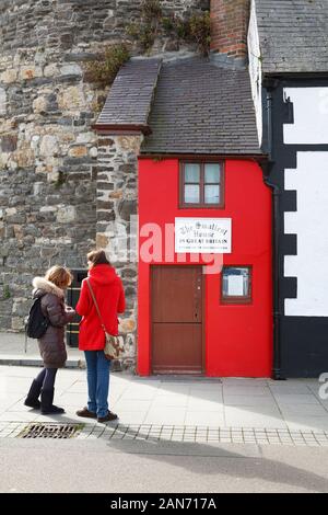 CONWY, Großbritannien - Februar 26., 2012. Touristen besuchen Quay House, das kleinste Haus in Großbritannien, ein kleines historisches Gebäude und Touristenattraktion in Conw Stockfoto