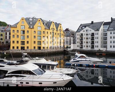 Weiße Yachten und Gebäude des Europäischen Alesund Stadt region Romsdal in Norwegen Stockfoto