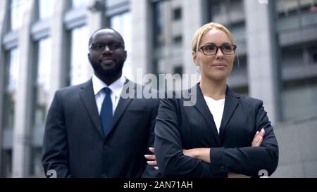 Erfolgreiche weibliche Boss mit Bodyguard, Gefühl speichern und geschützt, Sicherheit Stockfoto