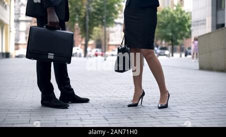 Kaufmann und Frau auf der Straße sprechen, modische und klassische Schuhe Aktenkoffer Stockfoto