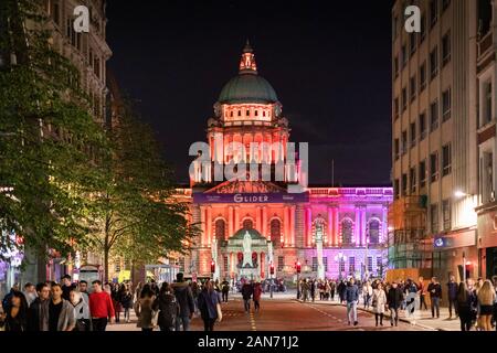 Das Rathaus von Belfast wurde vom Donegal Place aus angezündet Stockfoto