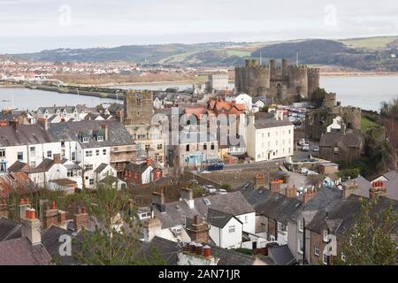 CONWY, Großbritannien - Februar 26., 2012. Luftaufnahme von Conwy Castle und Häuser, einem historischen walisischen Stadt im Norden von Wales Stockfoto