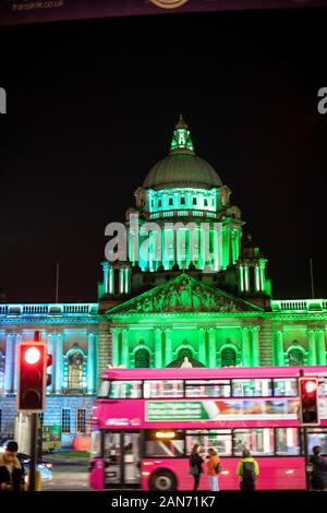 Das Rathaus von Belfast wurde vom Donegal Place aus angezündet Stockfoto