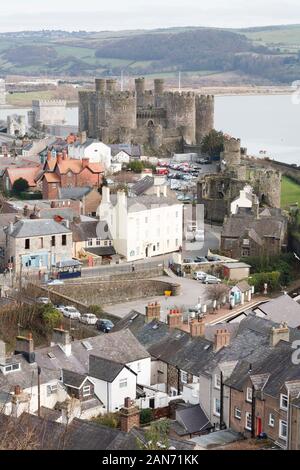 CONWY, Großbritannien - Februar 26., 2012. Luftaufnahme von Conwy Castle und Stadt in Wales Stockfoto