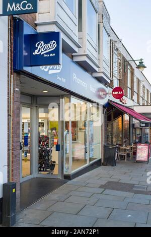 BUCKINGHAM, Großbritannien - 04. Dezember 2019. Außerhalb eines Boots Apotheke Apotheke auf einer englischen High Street Stockfoto