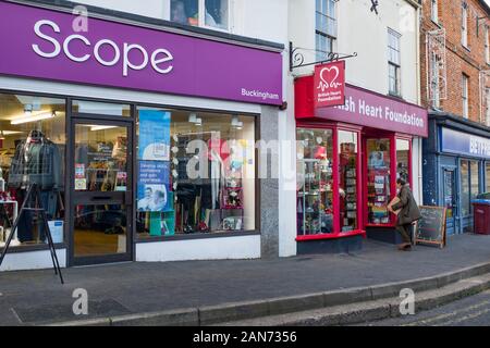 BUCKINGHAM, Großbritannien - 04. Dezember 2019. Läden von Wohltätigkeitsorganisationen Umfang und die British Heart Foundation auf einem typischen englischen High Street, UK Stockfoto