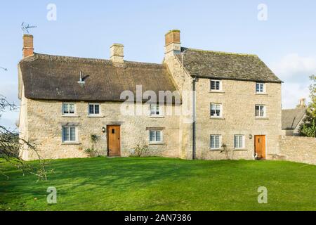 OXFORD, Großbritannien - 03 Januar 2020. Äußere einer großen Reetgedeckten Cotswold Cottage in Oxfordshire, UK Stockfoto