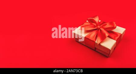 Karton Geschenkbox mit Schleife auf rotem Hintergrund. Stockfoto