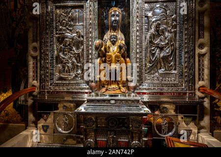 Montserrat, Katalonien, Spanien - hölzerne Statue der Jungfrau mit dem Kind, angeblich geschnitzt von St. Luke; Im Benediktinerkloster San Stockfoto