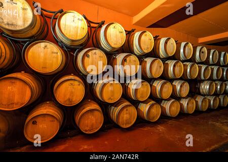 Barcelona, Spanien - Wein Fässer im Keller gestapelt Stockfoto