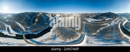 360 Grad Panorama Luftbild Natur und malerische Landschaften in der Nähe von einem Berg mit einem grünen Fluss Katun und Brücke auf einer Winter sonniger Tag mit Blau Stockfoto