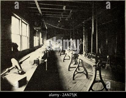 Der Tiger (Schülerzeitung), Sept. 1903 - Juni 1904. ht ofbecoming einer Universität. Ich tue dies, frommy Freund, Dr. Slocum nicht lernen, und ich weiß, daß sein Ehrgeiz ist grenzenlos. Aber ob es wahr ist oder nicht. 1 werde die Idee zu widersetzen. Sie wird ein Uni- versity, bevor Sie sie kennen. Die Palmer Hallmay angeboten im Beweis, dass das Kollegium Zeitraum nicht von gedruckten Thesen gemessen, elaborateexaminations, durch die Anzahl der Hauben der blackand Golden seine Ärzte sind privilegiert zu tragen. Itis durch die belebende Geist gemessen, der Geist ofintellectual Enterprise der akademischen Hingabe. Es gibt keine echten dif Stockfoto