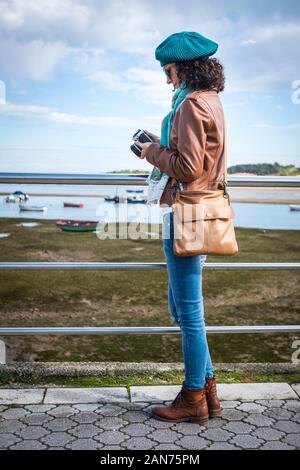 Frau im Vintage Style tragen ihre klassische Kamera Holding Stockfoto