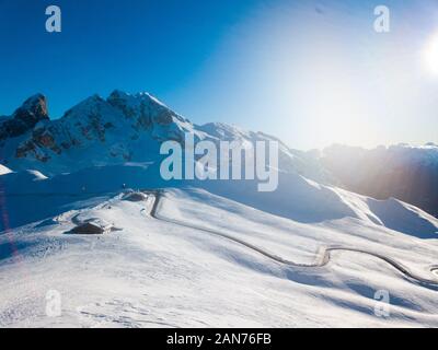 Panoramablick über Passo Giau über einen blauen Himmel, in der Nähe von Cortina d'Ampezzo, Italien Stockfoto