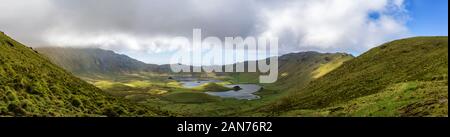 Ein Panorama Blick auf die Corvo Caldera im Sommer auf der Insel Corvo auf den Azoren, Portugal. Stockfoto