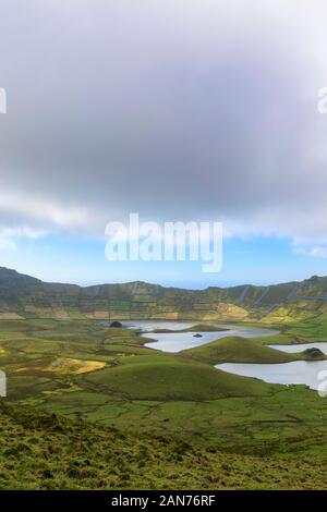 Hochformat der Corvo Caldera auf der Insel Corvo auf den Azoren, Portugal. Stockfoto