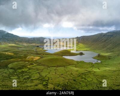 Luftaufnahme des riesigen Einschlagskrater auf der kleinen Insel Corvo auf den Azoren, Portugal. Stockfoto