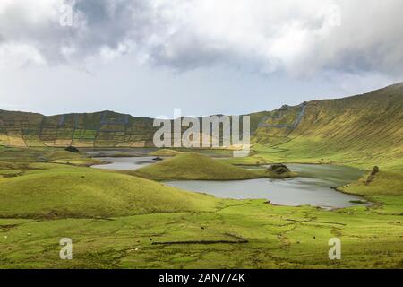 Blick auf den kleinen Seen am unteren Rand Corvo Caldera auf den Azoren, Portugal. Stockfoto