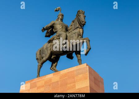 Bischkek, Kirgisistan - September 18, 2019: Helden Manas Statue. Monument, das Epos des Manas auf ala-too Square in Bischkek. Stockfoto