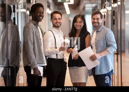 Lächelnd multiethnischen Kollegen für Bild im Büro Flur posing Stockfoto