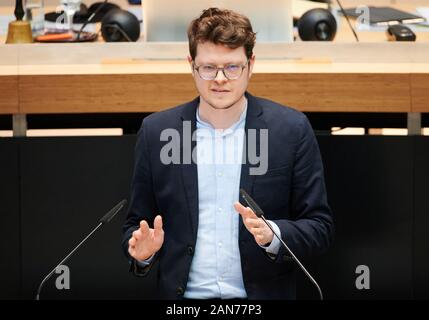 16. Januar 2020, Berlin: der EUROPAABGEORDNETE Niklas Schrader (Die Linke) spricht in der Kammer der Abgeordneten im Plenum zum Thema "Schutz von Polizei und Feuerwehr'. Foto: Annette Riedl/dpa Stockfoto