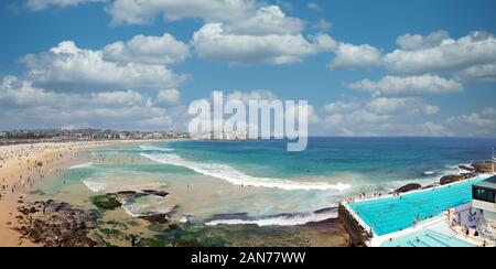 Sonnenanbeter und Schwimmer auf der Bondi Beach in Sydney/Australien Stockfoto
