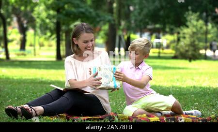Pflege Sohn geben präsentieren und gratulieren Mama auf Muttertag, schöne Überraschung Stockfoto
