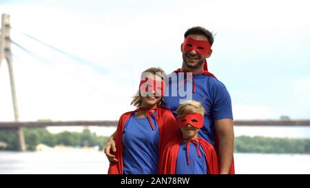 Eltern in Superhelden Kostüme spielen mit Sohn, Psychotherapie mit Problemen fertig zu werden Stockfoto