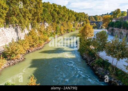 Tiber Insel Isola Tiberina auf dem Tiber in Rom, Italien. Stockfoto