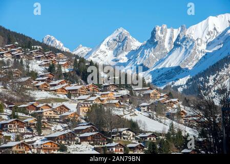 La Clusaz Ski Resort und sonnigen verschneiten Bergen im französischen Département Haute-Savoie in der Region Rhône-Alpes Auvergne-Rh im Südosten Frankreich Stockfoto