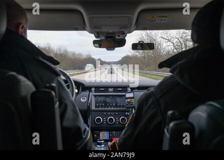 14. Januar 2020, Brandenburg, Frankfurt (Oder): Sven Umland (l), Senior Polizeichef an der Föderalen Polizei und Damian Kuzynin, aus der polnischen Grenzbeamten, sind auf der Straße mit ihrem Fahrzeug auf der Autobahn 12. Deutsche und polnische Grenzschützer patrouillieren Oder und Neisse zusammen, und seit dem Herbst auch Patrouillen in neue Fahrzeuge wurden. Dennoch, der Kampf gegen die grenzüberschreitende Kriminalität bleibt schwierig, nicht zuletzt aufgrund der Verkehrsdichte. Foto: Patrick Pleul/dpa-Zentralbild/ZB Stockfoto