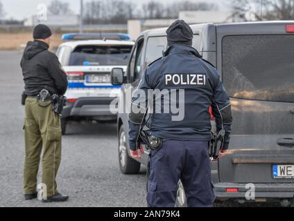 14. Januar 2020, Brandenburg, Frankfurt (Oder): Sven Umland (r), Senior Polizeichef an der Föderalen Polizei und Damian Kuzynin, aus der polnischen Grenzbeamten prüfen, ob Reisende in einem Van an einer Raststätte auf der Autobahn 12, während die deutschen und polnischen Grenzbeamten Patrouille Oder und Neisse zusammen, und seit dem Herbst, auch in neue Fahrzeuge. Dennoch, der Kampf gegen die grenzüberschreitende Kriminalität bleibt schwierig, nicht zuletzt aufgrund der Verkehrsdichte. Foto: Patrick Pleul/dpa-Zentralbild/ZB Stockfoto