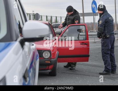 14. Januar 2020, Brandenburg, Frankfurt (Oder): Sven Umland (r), Senior Polizeichef an der Föderalen Polizei und Damian Kuzynin, aus der polnischen Grenzbeamten, überprüfen Sie die Reisenden mit dem Auto auf der Autobahn 12 kurz vor der polnischen Grenze. Deutsche und polnische Grenzschützer patrouillieren Oder und Neisse zusammen, und seit dem Herbst auch Patrouillen in neue Fahrzeuge wurden. Dennoch, der Kampf gegen die grenzüberschreitende Kriminalität bleibt schwierig, nicht zuletzt aufgrund der Verkehrsdichte. Foto: Patrick Pleul/dpa-Zentralbild/ZB Stockfoto