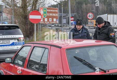 14. Januar 2020, Brandenburg, Frankfurt (Oder): Sven Umland (l), Senior Polizeichef an der Föderalen Polizei und Damian Kuzynin, aus der polnischen Grenzbeamten, überprüfen Sie die Reisenden mit dem Auto auf der Autobahn 12 kurz vor der polnischen Grenze. Deutsche und polnische Grenzschützer patrouillieren Oder und Neisse zusammen, und seit dem Herbst auch Patrouillen in neue Fahrzeuge wurden. Dennoch, der Kampf gegen die grenzüberschreitende Kriminalität bleibt schwierig, nicht zuletzt aufgrund der Verkehrsdichte. Foto: Patrick Pleul/dpa-Zentralbild/ZB Stockfoto