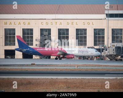 Wizzair Airbus A321 im Terminal 2 - Pablo Ruiz Picasso, Málaga, Andalusien, Spanien. Stockfoto