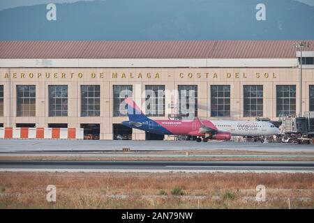 Wizzair Airbus A321 im Terminal 2 - Pablo Ruiz Picasso, Málaga, Andalusien, Spanien. Stockfoto