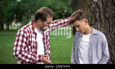 Vati Schelte sein Sohn für schlechtes Verhalten, Ausbildung, Väter und Kinder Stockfoto