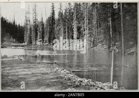 Haynes neuen Guide und komplette Autofahrer Straße Protokoll der Yellowstone National Park. SER 13029 Zedenten Eruptionen der Krater füllt an der Uferlinie und boilsfor fünfzehn Minuten. Geologische.-^ Geysir kann als aperiodisch ausbrechenden hot spring definiert werden, das Wasser ist nicht einfach heiß volcanicbut meteoric Wasser; so ein geysir ist keine volcanoejecting Wasser sondern ein wahrer Frühling. Waren die Hitze suflBcientand der Schlauch lang genug, um alle heißen Quellen würden ausbrechen. Klingt wie cannonading gehört werden direkt Vorjahr-ing ein geysir Ausbruch; dies ist durch den Zusammenbruch ofsteam Blasen aus dem heißen Region unter steigenden thr verursacht Stockfoto