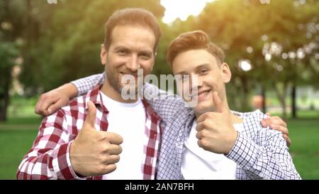 Happy Sohn und Vater angezeigt Thumbs-up, Zeitvertreib, zusammen geniessen, Picknick Stockfoto