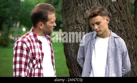 Vater schelte Sohn im Teenageralter, Generationenkonflikt, unbeholfenen Alter und Missverständnisse Stockfoto