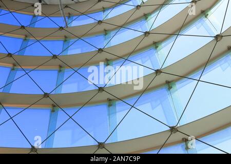 Aus Glas gebautes Gebäude mit Drähten Stockfoto