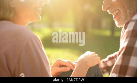 Lachen ältere Paare Relaxen im Park, sprechen über Liebe und genießen Datum Stockfoto