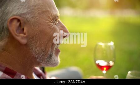Portrait von glücklichen Ruhestand Mann lächelnd, Wein trinken und mit meiner Frau, Jubiläum Stockfoto
