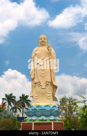 Buddha Statue stehend an Vinh Trang Tempel, in der Nähe von My Tho, Vietnam. Low Angle View. Stockfoto