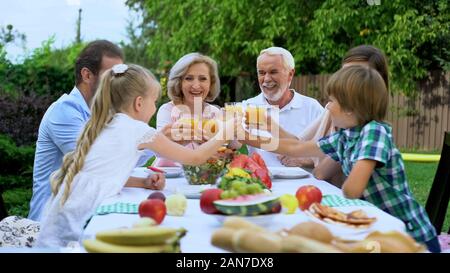 Große familie klirren Saft Gläser, beim Abendessen zusammen, ohne Alkohol party Stockfoto