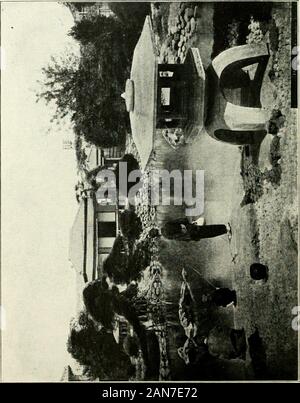 Eine Ohio Frau in den Philippinen; die persönlichen Erfahrungen und Beschreibungen einschließlich Vorfälle von Honolulu, Häfen in Japan und China. Erste EINBLICKE IN JAPAN 19 Vision allein kann nicht gerecht. Die Berghänge, die moun-tain Hänge dicht mit den Miniatur Ahornhölzer andevergreens; die klare, brillante Farbtöne des Einen, Höhe - ened im Gegensatz zu dem dunklen Grün der Anderen, arestrikingly lebendig. Die Bäume und Sträucher sind sicherlich mehr knorrige andknotted als Sie in christlichen Ländern. Sie aretrained in neugierig Mode. Glied eines Baumes ist coaxedand streckte, um zu sehen, wie weit es ca Stockfoto