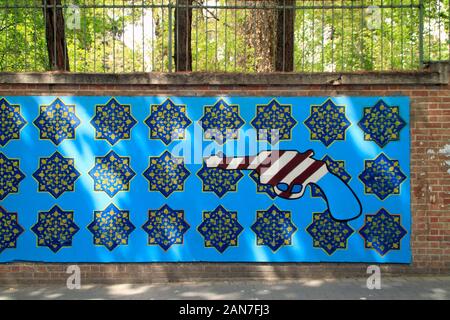 Teheran, Iran - 10. September 2018; Anti-American Graffiti an der Wand der alten US-Botschaft in Teheran, Iran Stockfoto